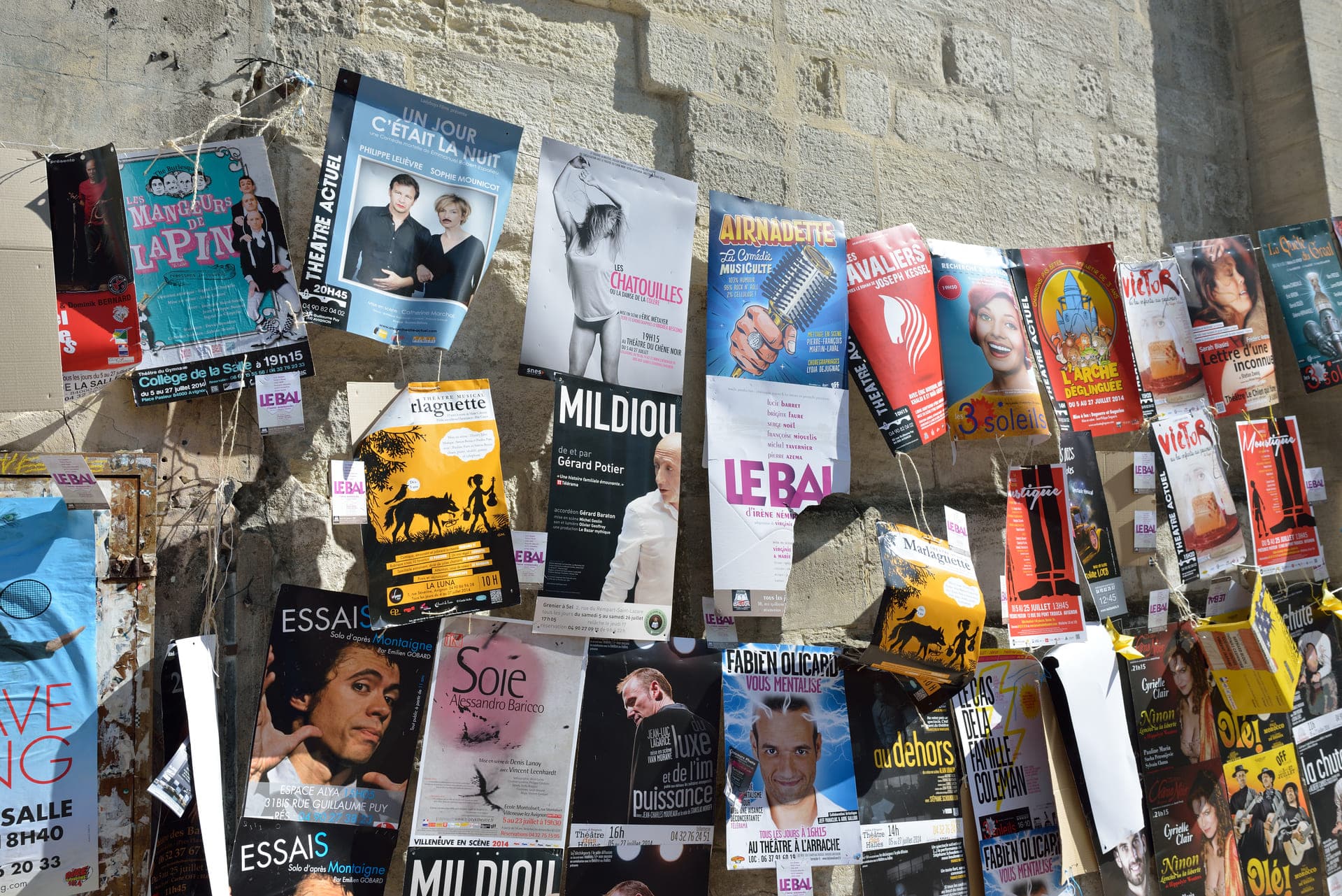 affiches dans les rues pendant le Festival d'Avignon